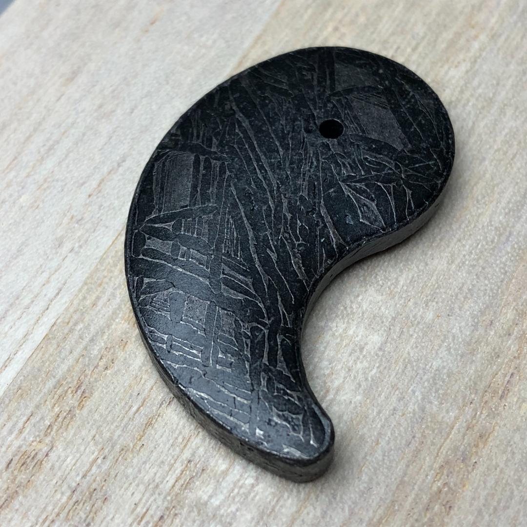 アルタイ隕石 勾玉　隕石　ペンダントトップ　メテオライト鉄隕石　重さ23ｇ