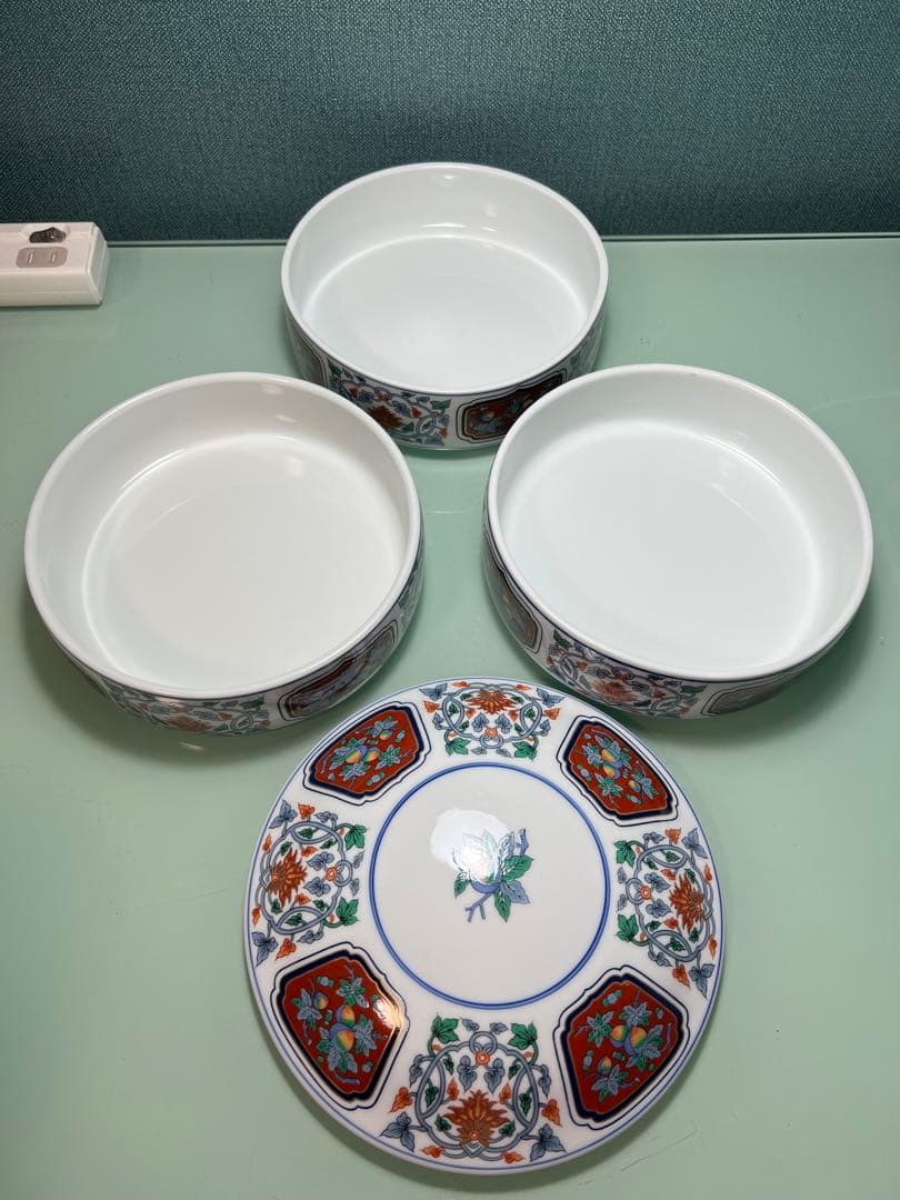 769 有田焼 其泉窯 染錦四方割木甲草花文 三段重 賞美堂本店　未使用