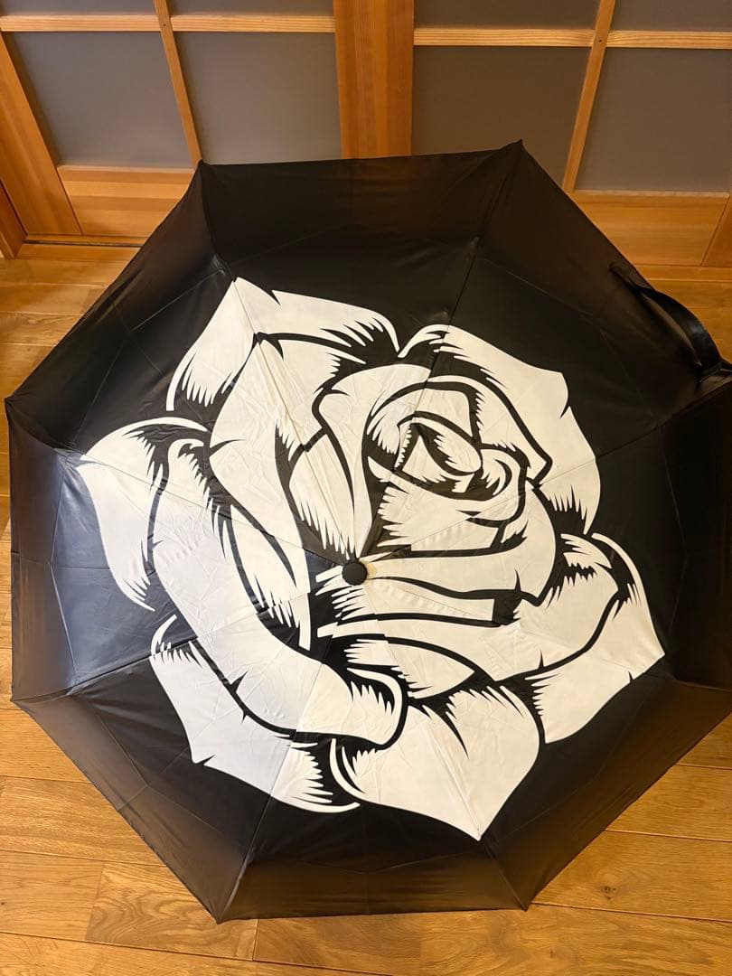 ado 人目を避ける口実に　傘　折りたたみ傘