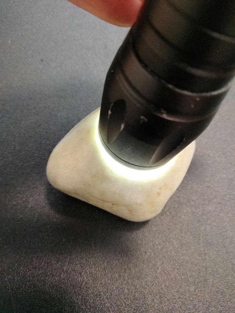 国石翡翠　新潟県 糸魚川市姫川翡翠　原石　翡翠　ヒスイ　翡翠　ヒスイ85g