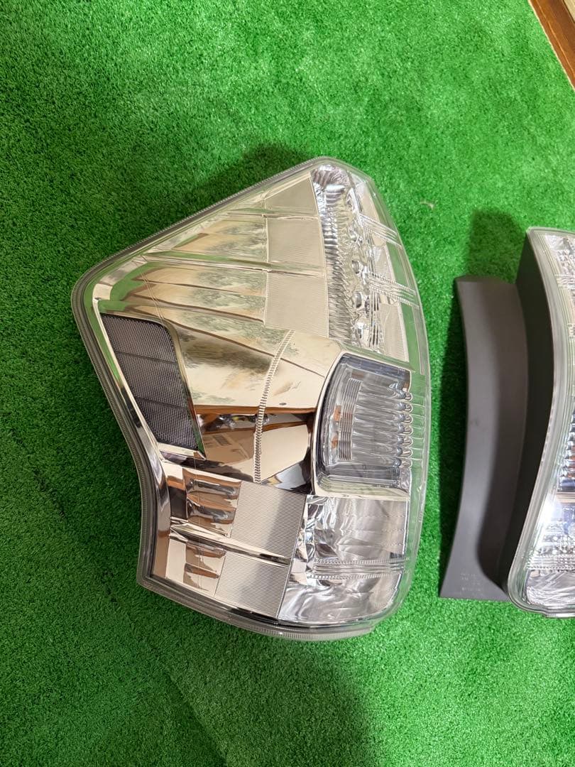 中古品☆プリウスα左右テールランプ☆前期用ZVW 40W/ZVW41W