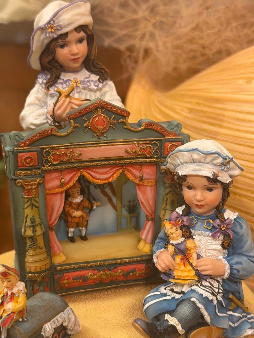 Leonardo Collection イギリス陶器製人形と舞台装置のフィギュア