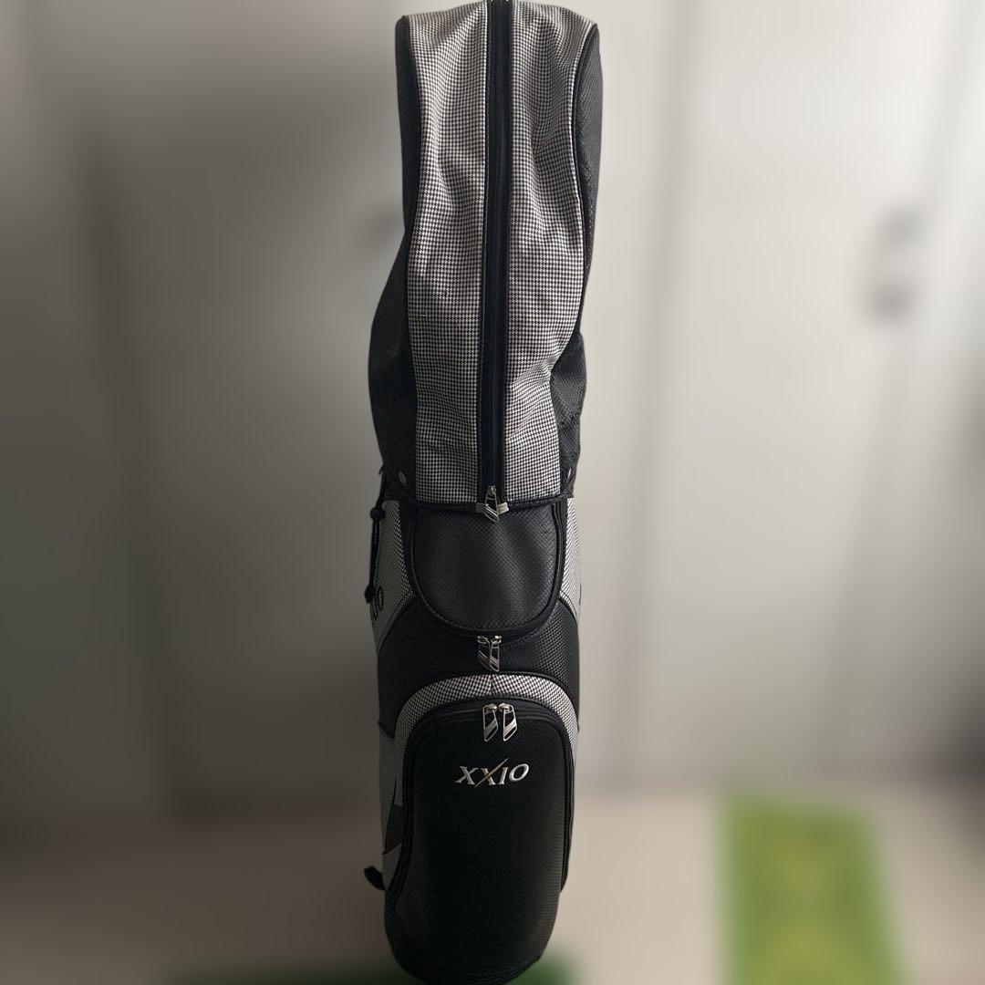 送料込み！XXIO ゴルフバッグ ブラック/シルバー
