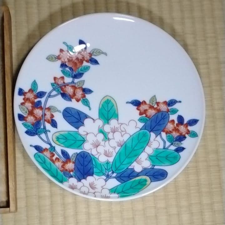 今泉今右衛門色鍋島皿共箱美品しおり付きです。