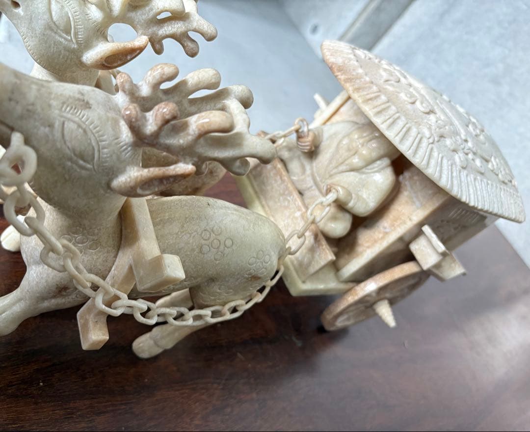 ジブリ⭐︎石？玉？の大きな中国的置物　馴鹿車？