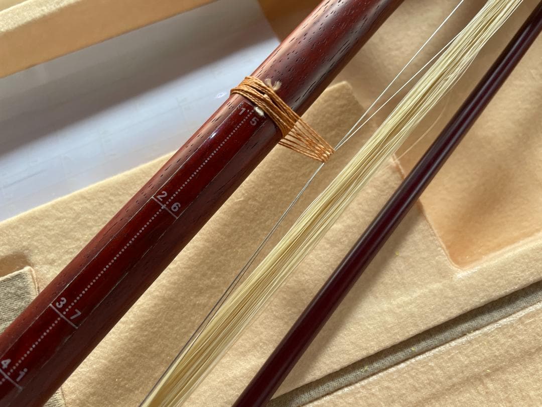 ★状態〇★ 二胡 木製 赤色 ケース 弦 チューナー 松ヤニ 付