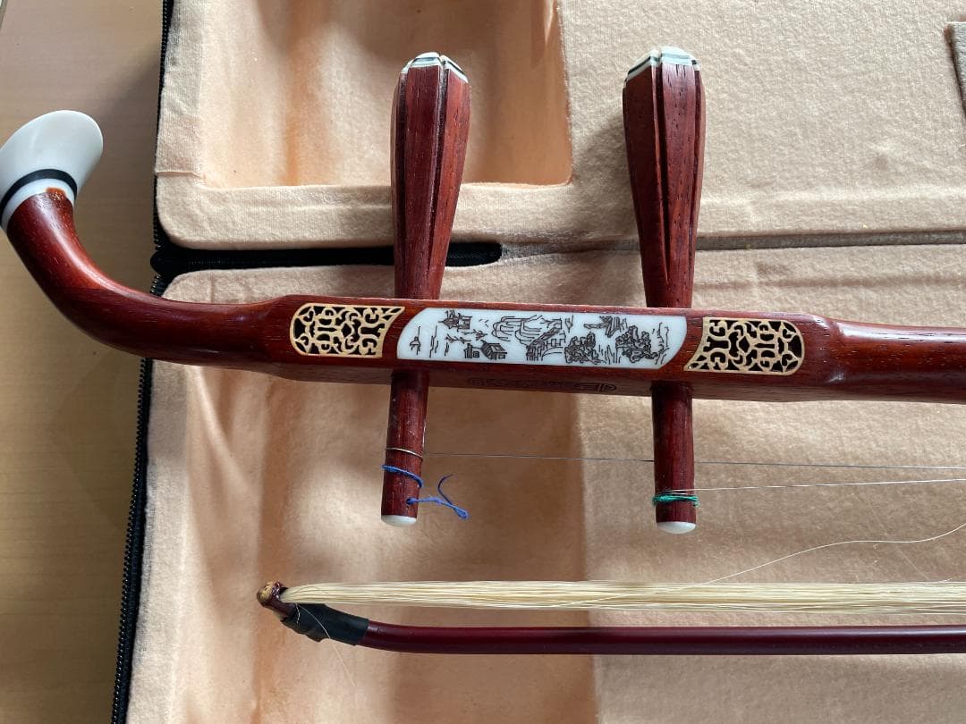 ★状態〇★ 二胡 木製 赤色 ケース 弦 チューナー 松ヤニ 付