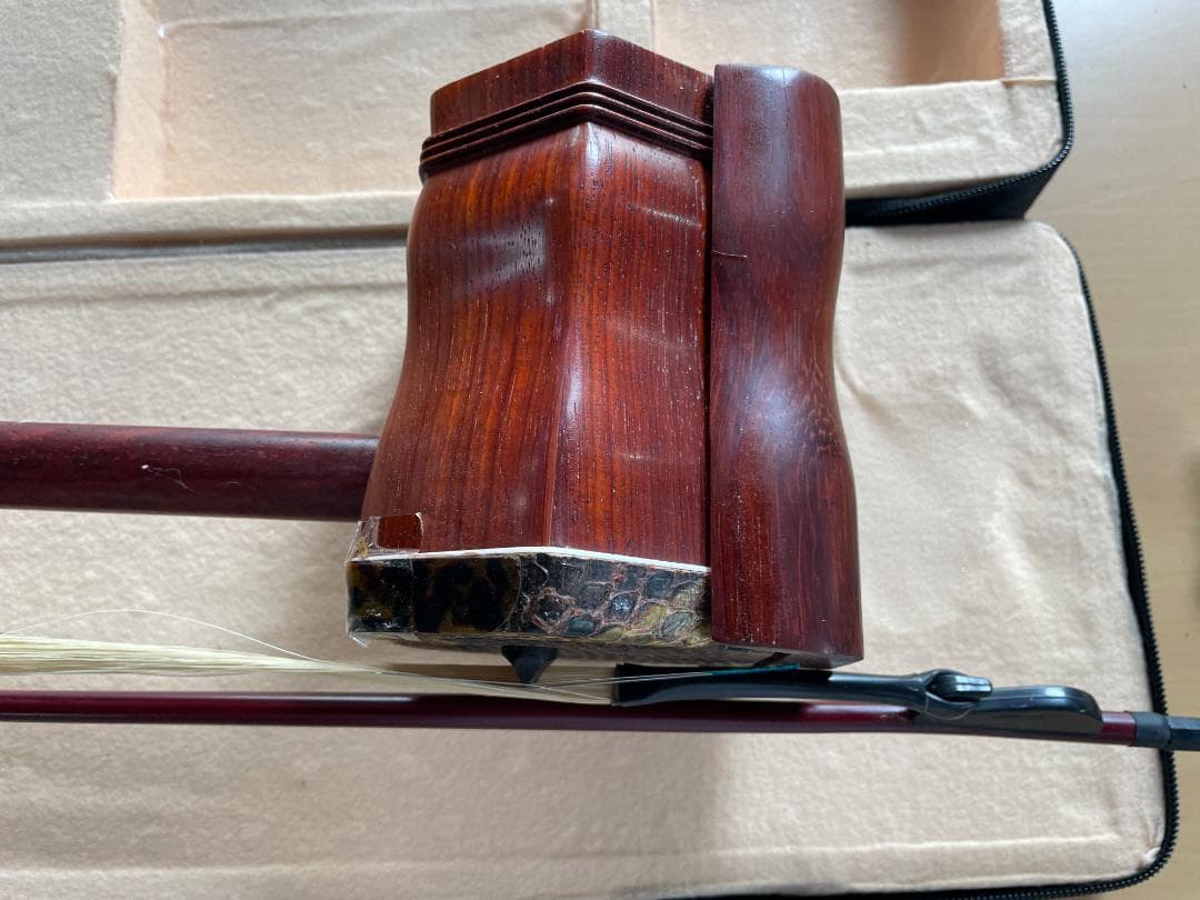 ★状態〇★ 二胡 木製 赤色 ケース 弦 チューナー 松ヤニ 付