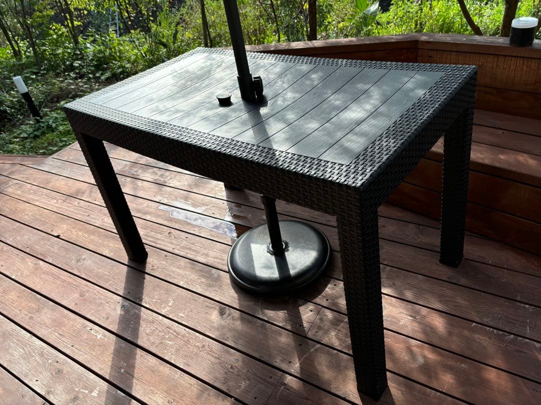 黒いアウトドアテーブル 約120cm x 70cm (パラソル無し)