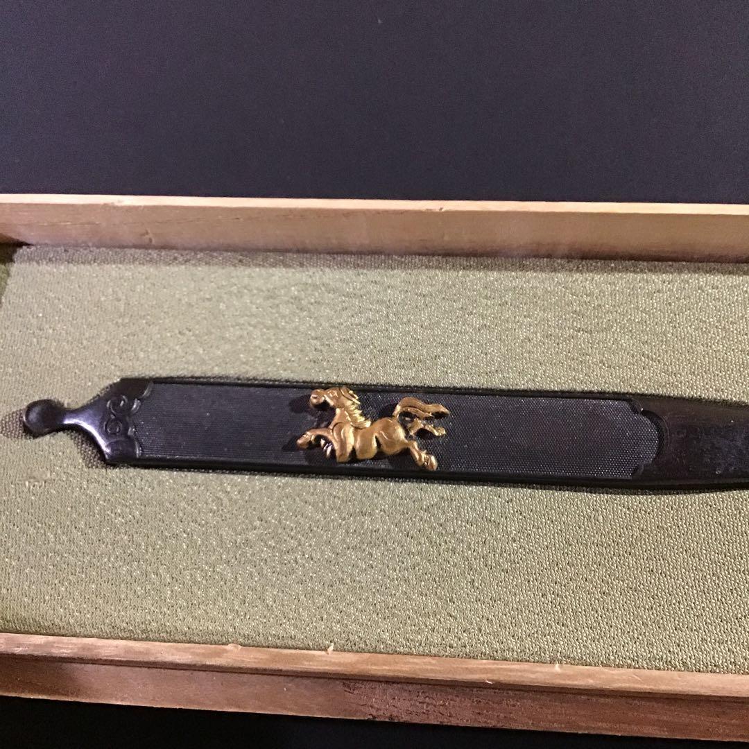 赤胴金色絵高彫　「跳躍馬図」　笄　後藤