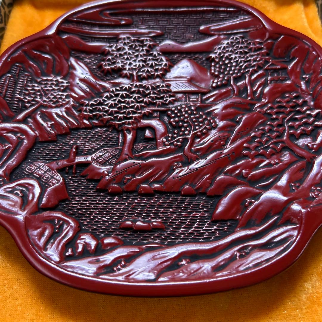 最終値下げ【民国時代手作山水人物図】精密彫刻中国彫漆堆朱御皿高級錦化粧箱付未使用