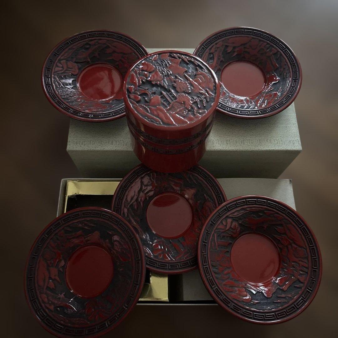 漆塗 赤色 浮彫り 皿と容器 セット