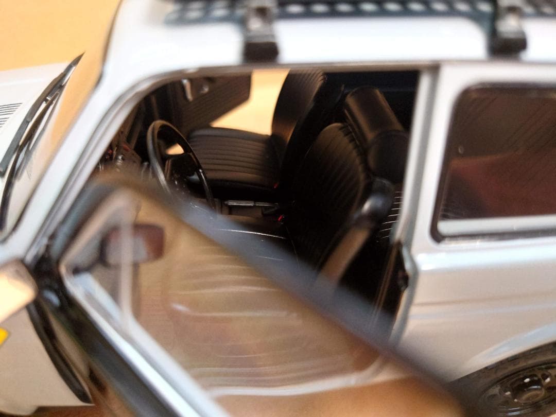 1/18 ラーダ ニーヴァ V LADA 1980 グレー ソリド製ダイキャスト