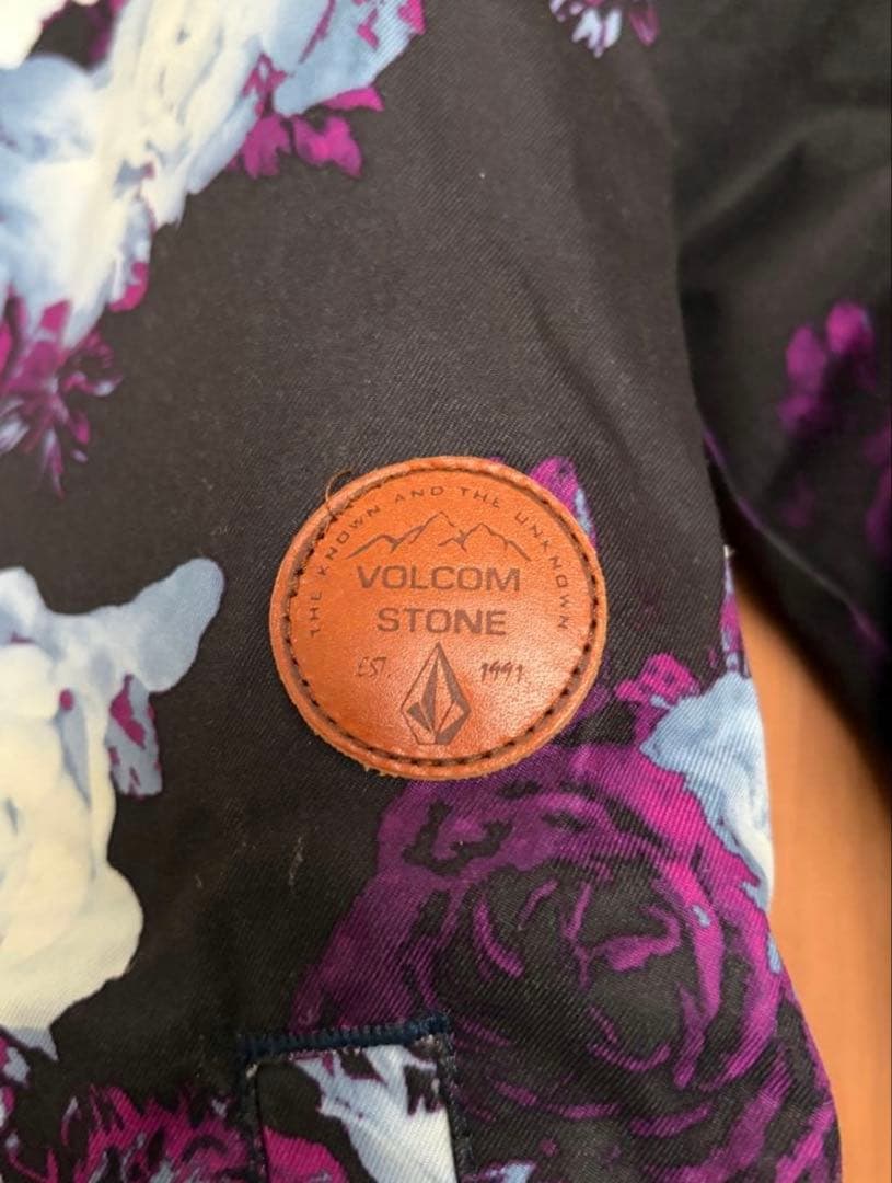 【VOLCOM】花柄スノーボードジャケット XS 防水レディース 美品