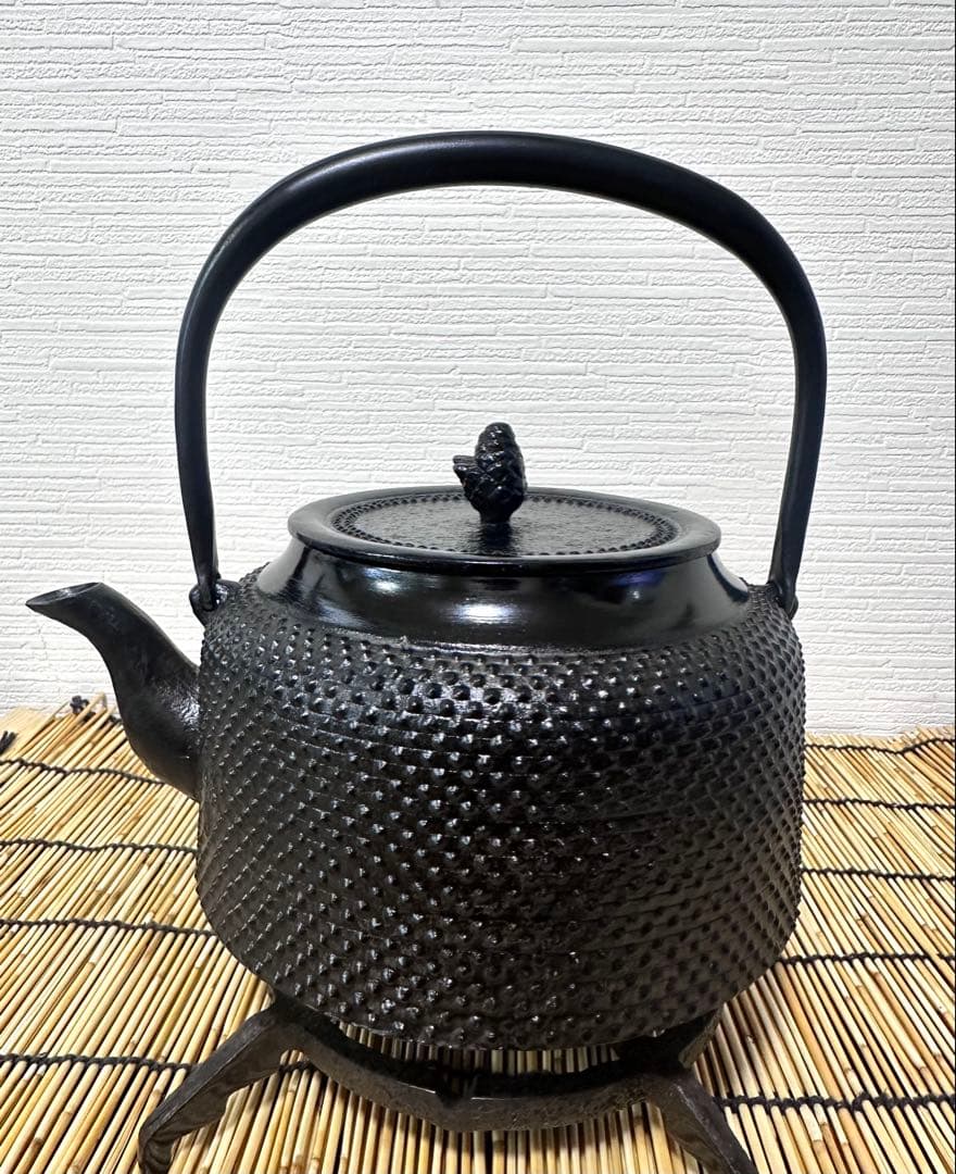 未使用品、供箱等付属品付　南部盛榮堂OIGEN造　１８型アラレ　南部鉄瓶