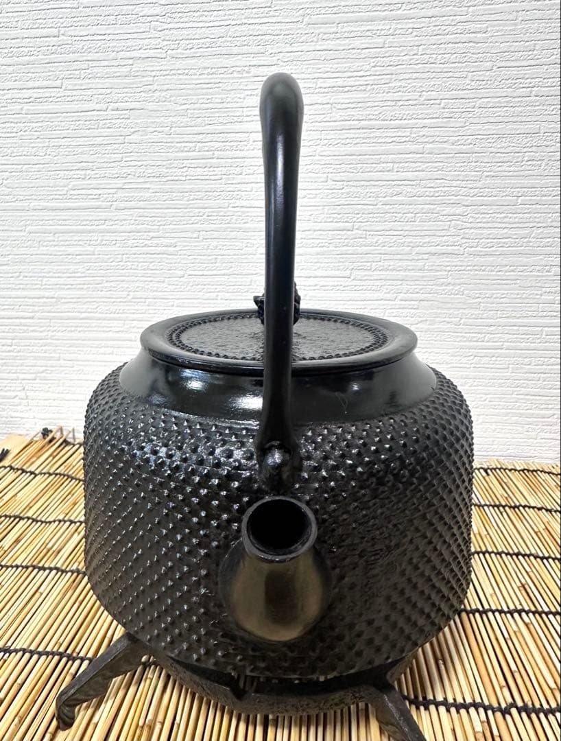 未使用品、供箱等付属品付　南部盛榮堂OIGEN造　１８型アラレ　南部鉄瓶