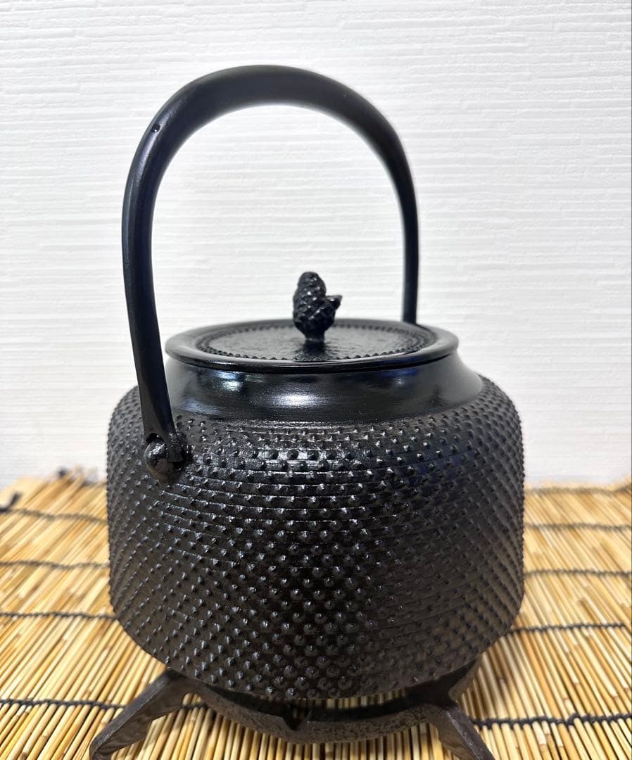 未使用品、供箱等付属品付　南部盛榮堂OIGEN造　１８型アラレ　南部鉄瓶