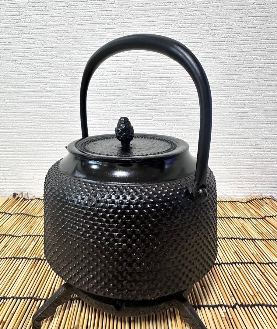 未使用品、供箱等付属品付　南部盛榮堂OIGEN造　１８型アラレ　南部鉄瓶