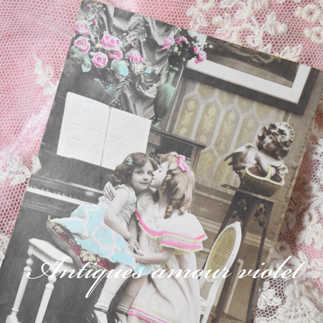 *アンティークポストカード　お歌のレッスンをする可愛い少女たち2