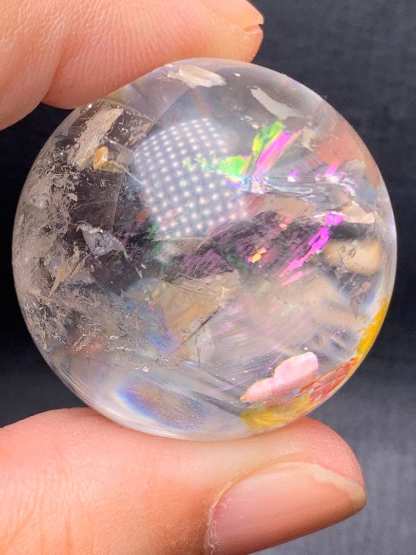 060847 虹入り　天然水晶玉台座付き31.6ミリ