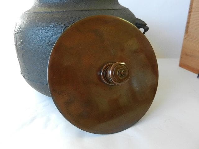 釜師「清光」作「浜松地紋　真形広口釜」 （高２１．５㌢、口１５㌢、胴２５．５㌢）