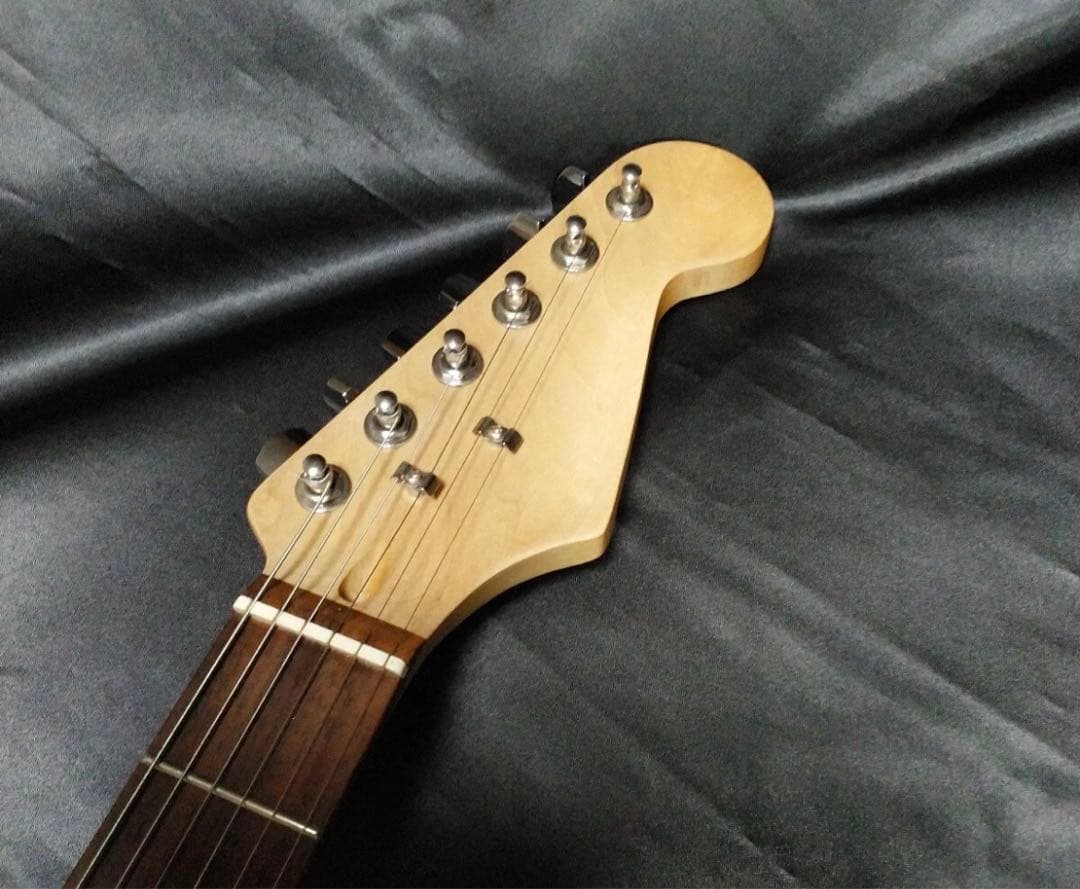 ノーブランドストラトキャスター　ブラック　ノイズレス処理&オレンジドロップ