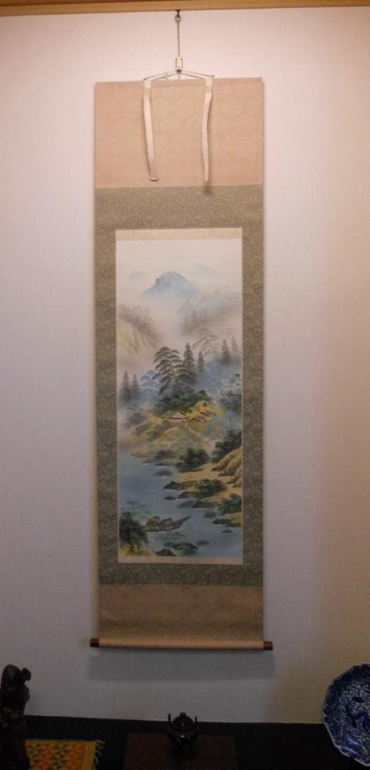 掛け軸 玉雲 招福山水 絹本 希少 軸装 茶道具 掛軸 です。