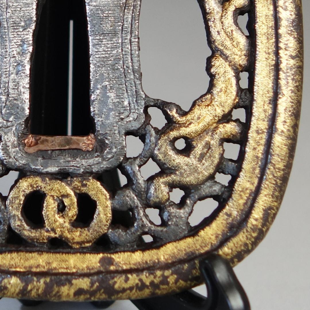 【珠追双龍唐草透 南蛮鍔 鉄地 金銀布目象嵌】 鍔 鐔 刀装具 武具 骨董