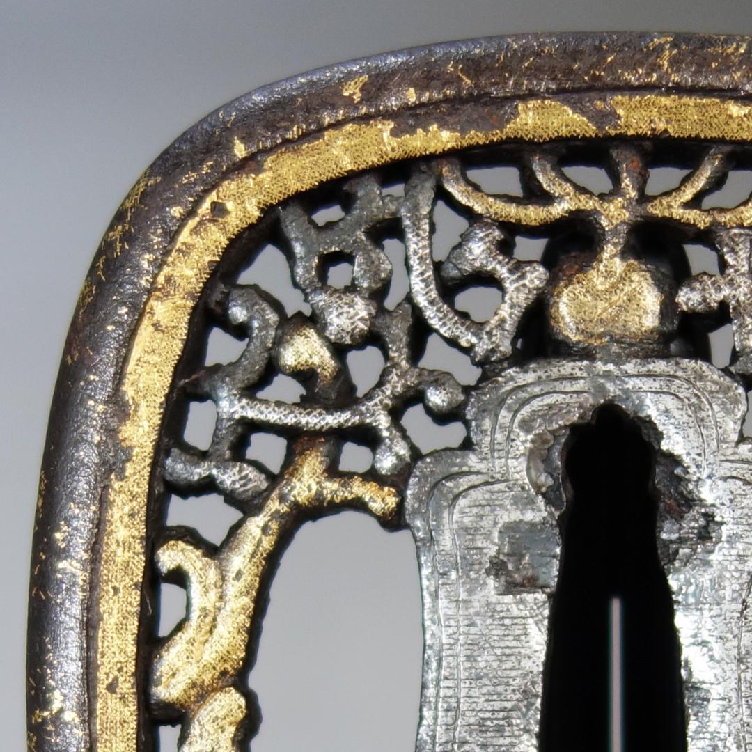 【珠追双龍唐草透 南蛮鍔 鉄地 金銀布目象嵌】 鍔 鐔 刀装具 武具 骨董