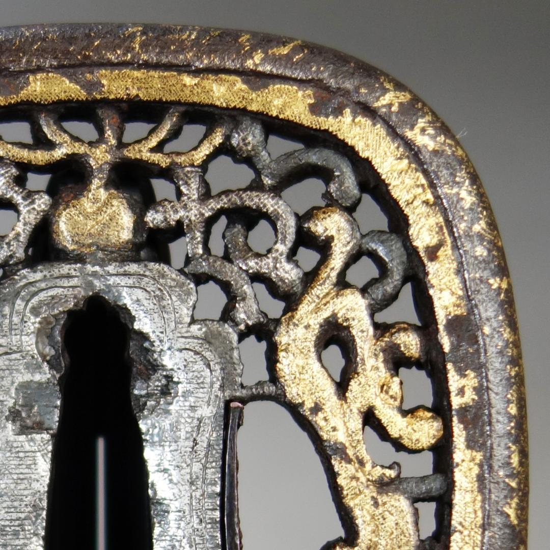 【珠追双龍唐草透 南蛮鍔 鉄地 金銀布目象嵌】 鍔 鐔 刀装具 武具 骨董