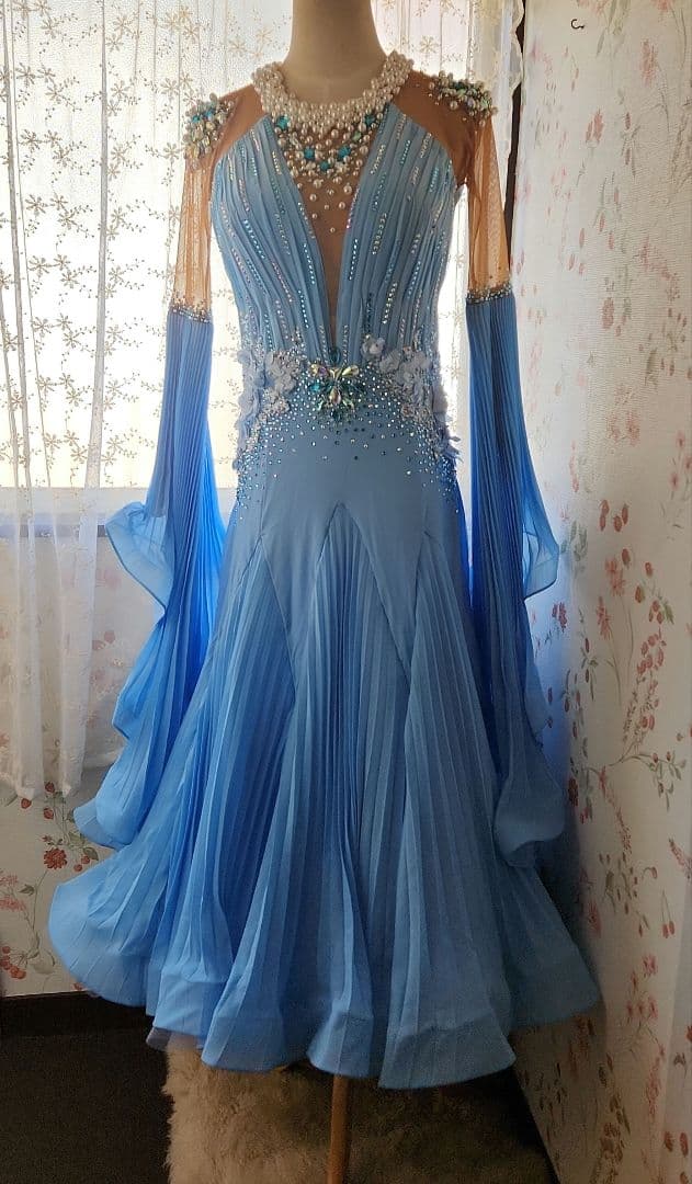 最終お値下げ。 社交ダンス用ドレス 水色 ビーズ装飾　LからL.L.サイズ
