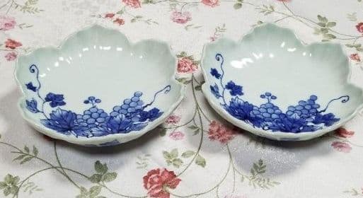 北村賀善陶印いり14.5高さ4.5位の花弁様の小皿二枚美しい色柄です