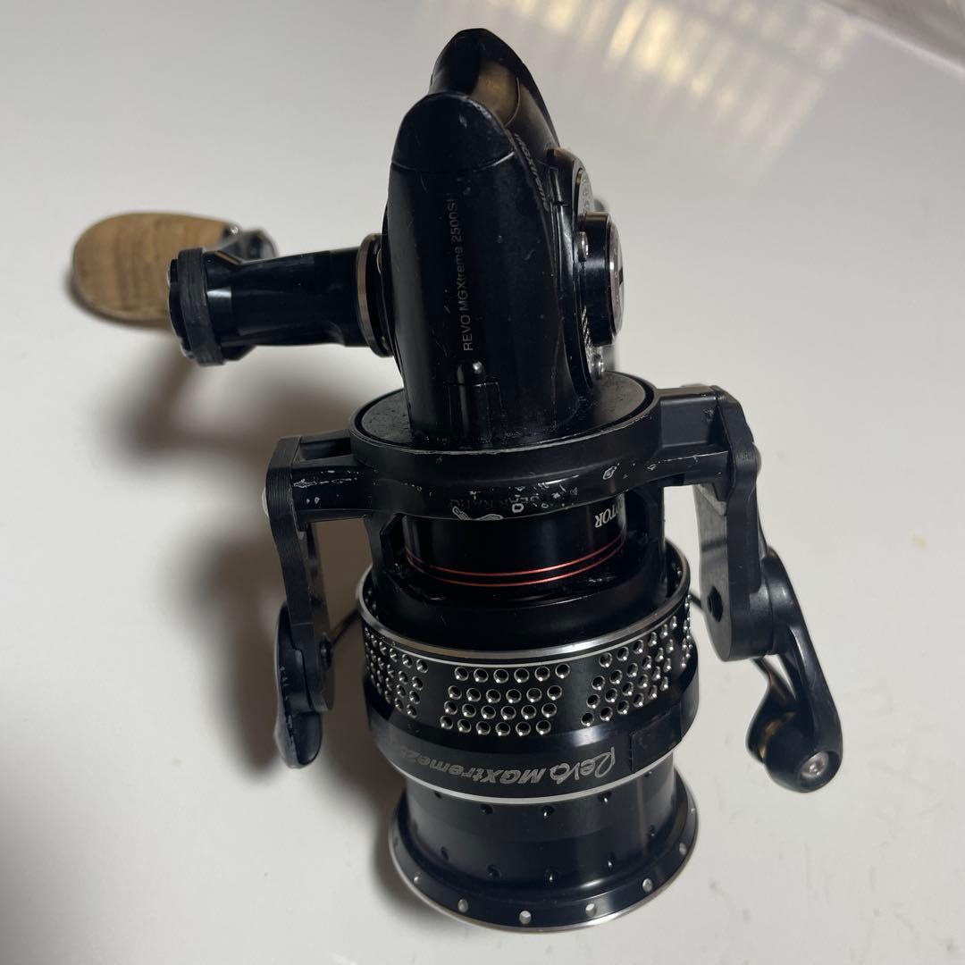 REVO MGXtreme 2500SH スピニングリール