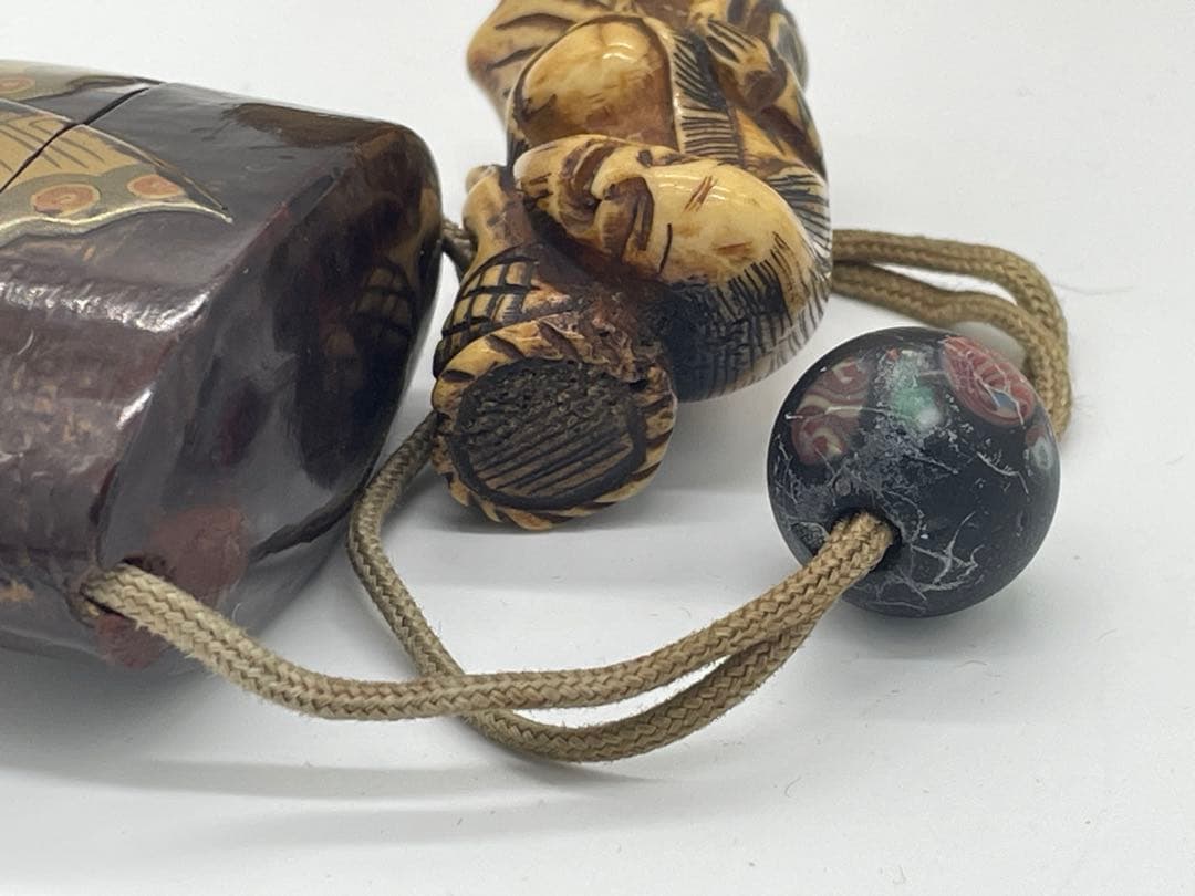 時代物 印籠 根付 金彩 蒔絵 蝶 骨製根付 古美術 箱付き