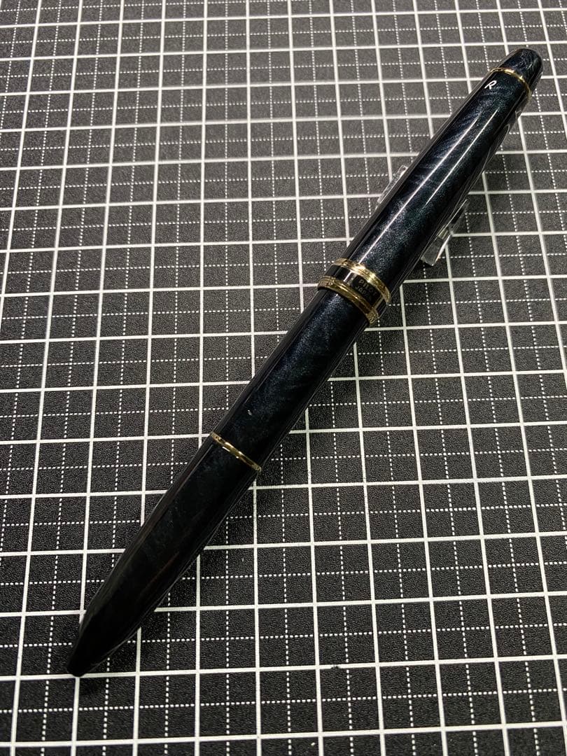 PILOT 3+1 EXECT BLACK&GRAY 多機能ペン