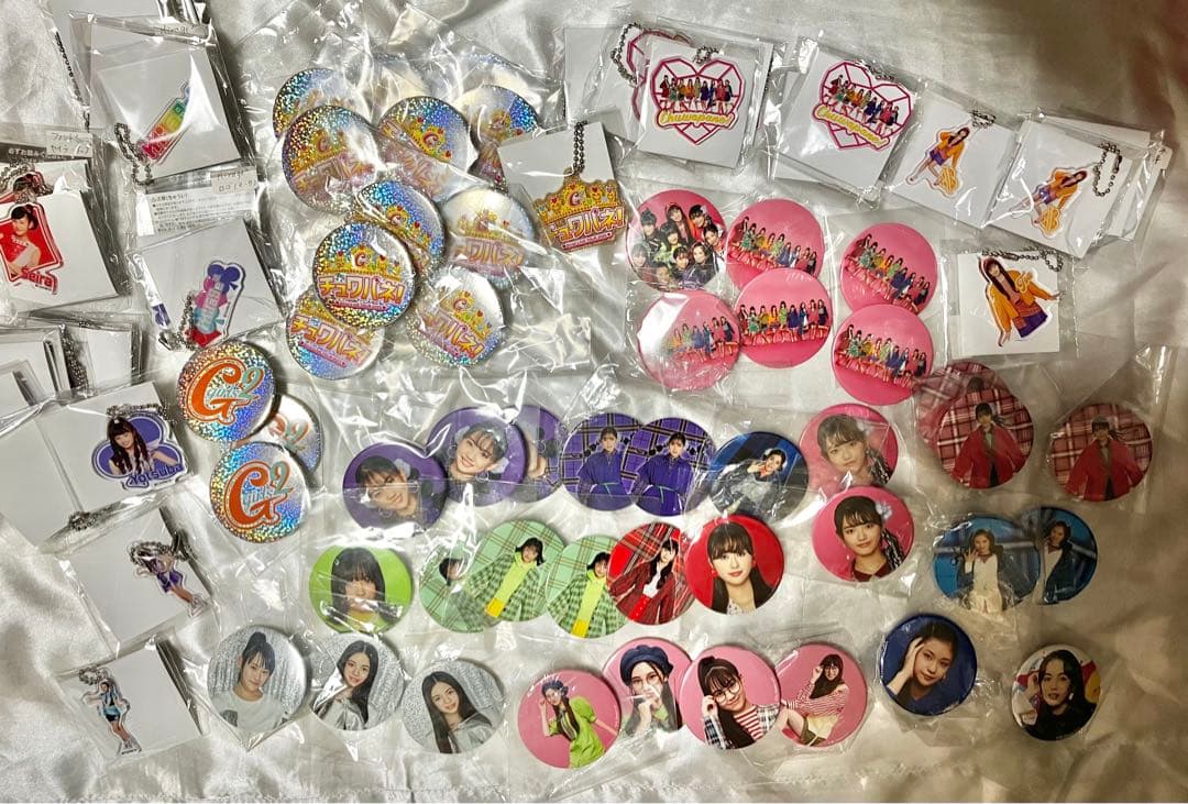 girls2☆缶バッジ&アクリルキーホルダー84個まとめ売り【おまけあり！】