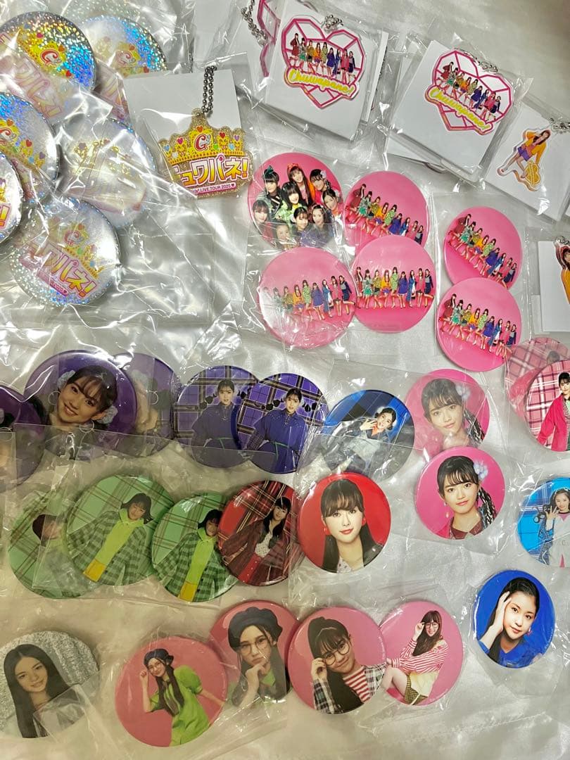 girls2☆缶バッジ&アクリルキーホルダー84個まとめ売り【おまけあり！】