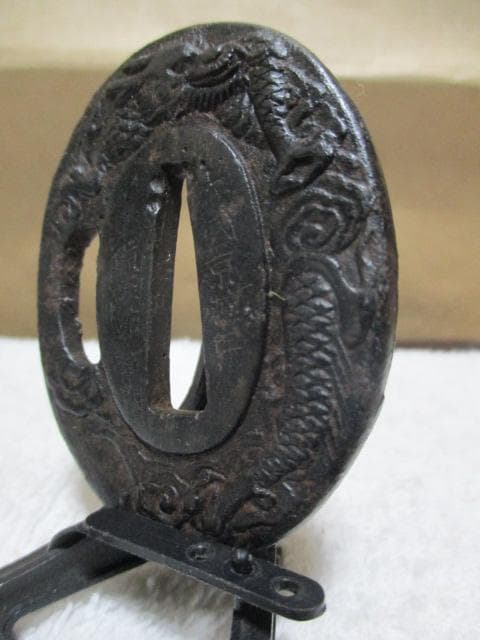 日本刀装具　鍔　龍文　在銘　Q60-2