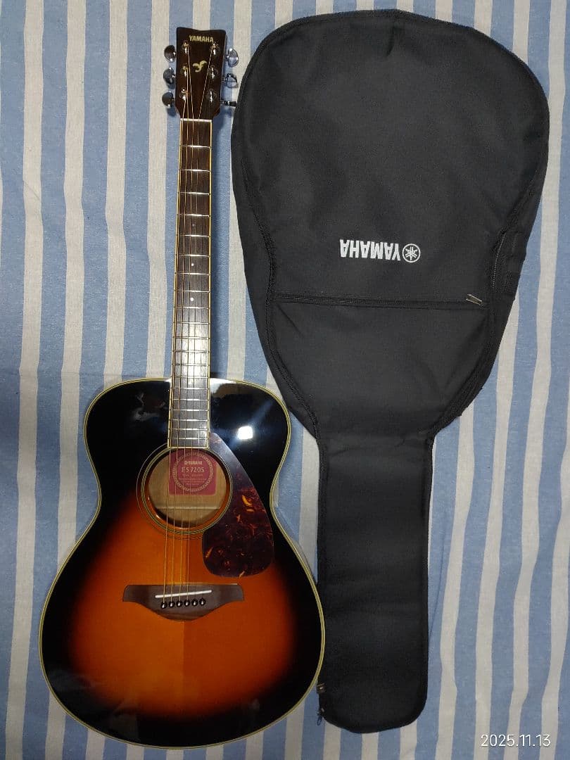 YAMAHAのフォークタイプのアコースティックギターFS720TBS美品です。