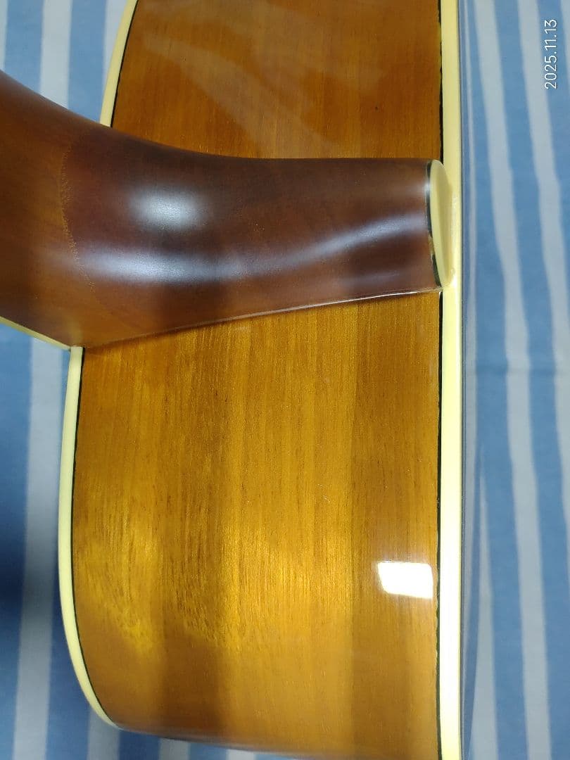 YAMAHAのフォークタイプのアコースティックギターFS720TBS美品です。