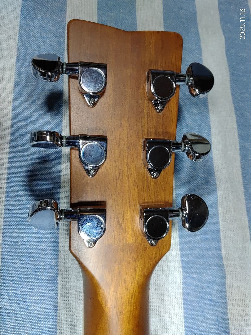 YAMAHAのフォークタイプのアコースティックギターFS720TBS美品です。