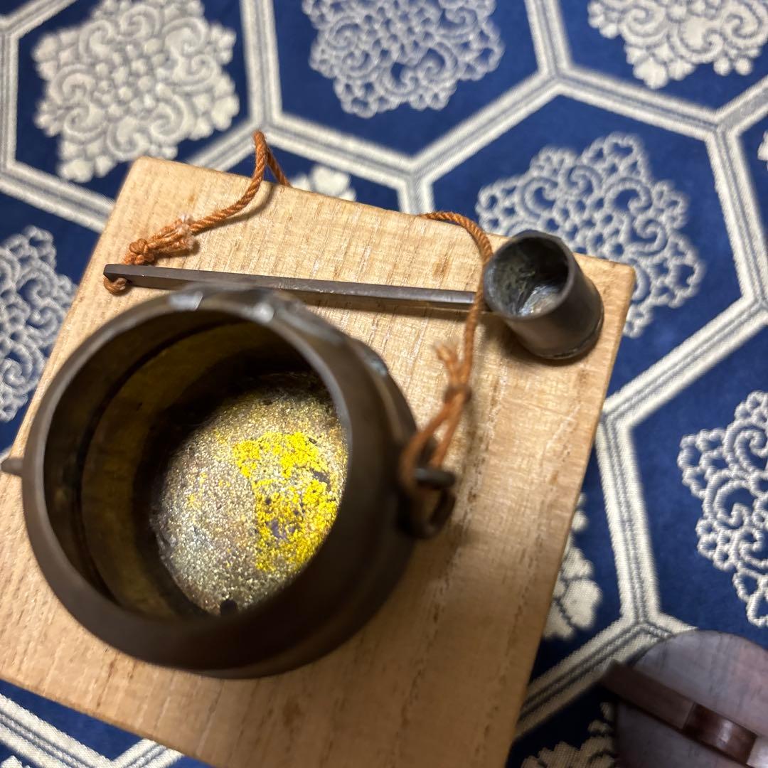 鶴彫刻の金属製器とスプーンセット