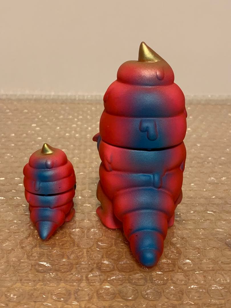 アートジャンキー とぐろ怪獣シットン ピンク × ブルー × ゴールド ソフビ