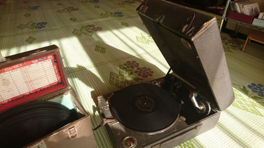 旧式レコードプレーヤーとレコード