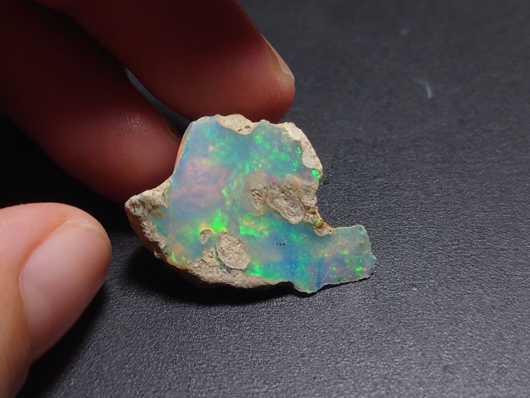 エチオピアウェロ産オパール　原石　鉱物標本　ジュエリーグレード　虹