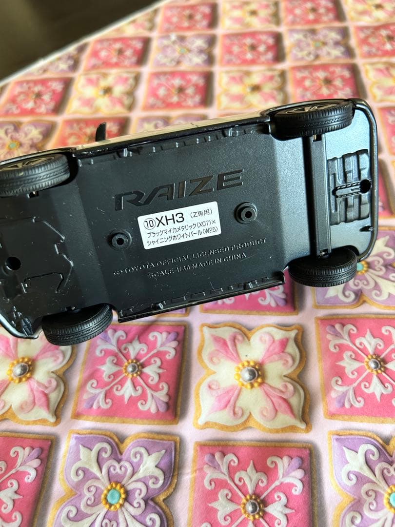 トヨタ RAIZE ホワイト/ブラック ミニカー　箱なし