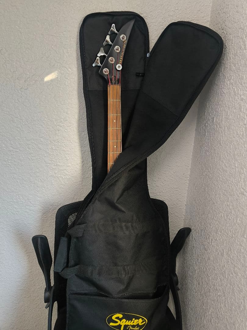 エレキベース 、バスカ—ズ、ブラック ギグバッグ付き、可動品