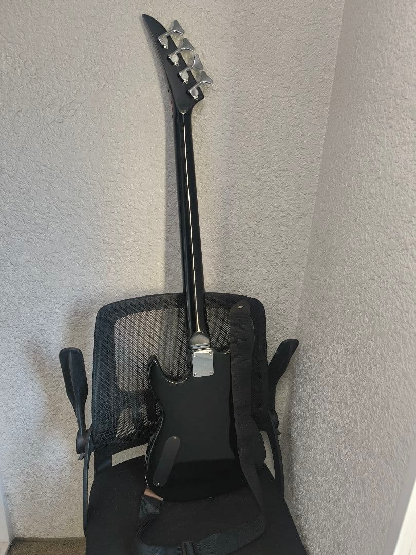 エレキベース 、バスカ—ズ、ブラック ギグバッグ付き、可動品