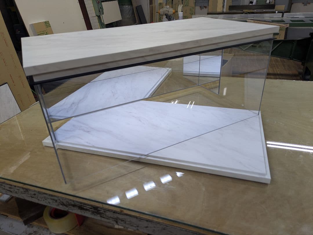 アクリルショーケース　白大理石仕様