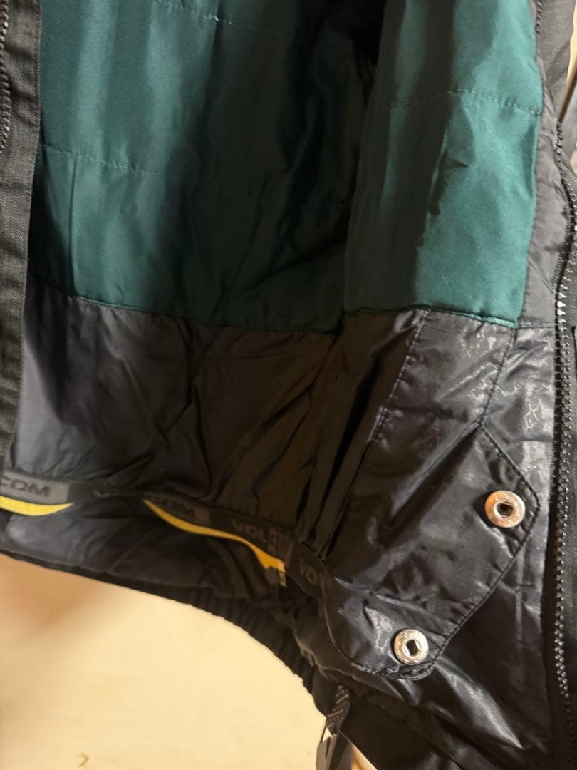 VOLCOM 子ども用 ブラックジャケット